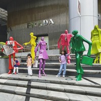 “Payung adalah simbol…” tulis Desta pada caption foto Instagram. Foto: Instagram/@natasharizkynew @desta80s