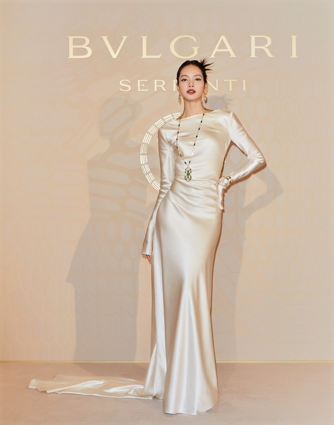 Lisa BLACKPINK membuat netizen Korea pangling setelah tampil tanpa poni yang sudah menjadi ciri khasnya. Foto: dok. Twitter @bulgari