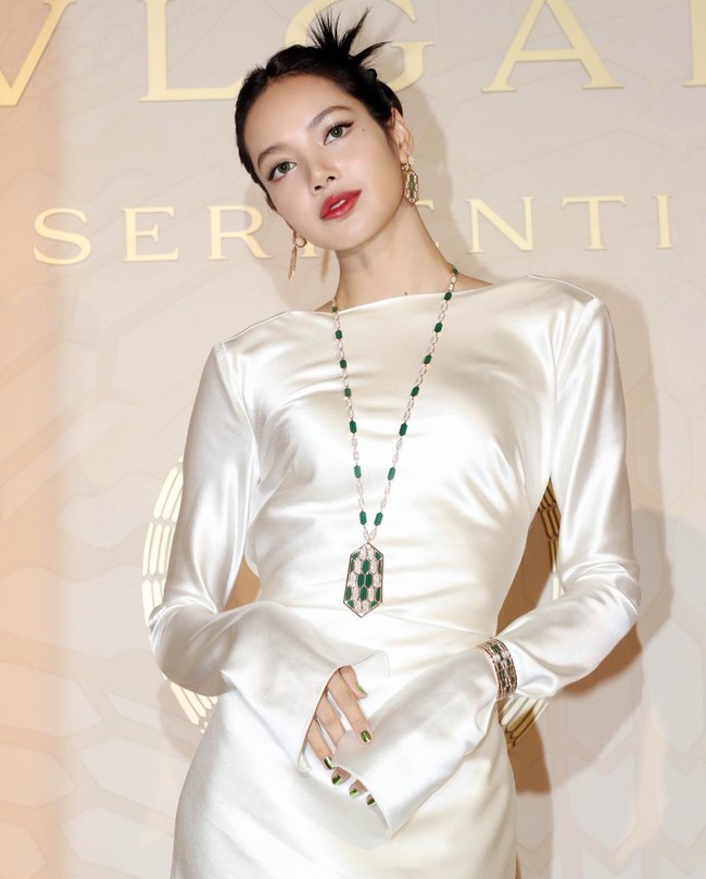 Pada Rabu (28/6/2023), Lisa BLACKPINK menghadiri acara perayaan ulang tahun Bulgari ke-75 di Seoul. Rambutnya ditata dengan model low bun sehingga memperlihatkan dahinya. Foto: dok. Instagram @iammaeng