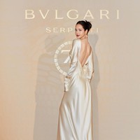 Penampilan global ambassador Bulgari itu semakin mewah dengan koleksi perhiasan bertatakan zamrud dan berlian. Foto: dok. Twitter @bulgari