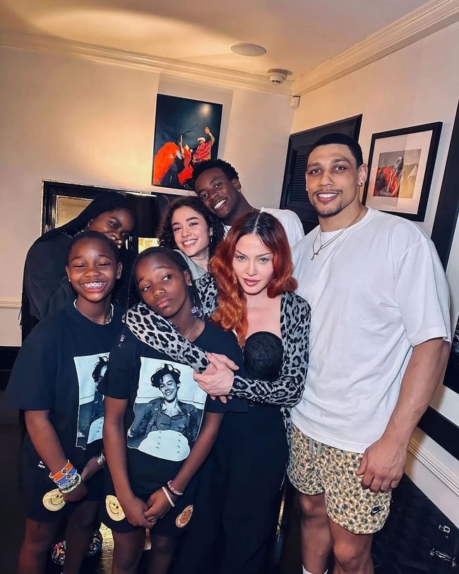 Joshua Popper sendiri merupakan petinju kelas berat yang juga seorang coach dan membuka studio tinjunya sendiri. Sebelumnya, pria 29 tahun tersebut sempat bekerja sebagai sales asuransi. Atlet asal AS itu juga pernah mencoba masuk tim football tapi sayangnya tidak lolos. Joshua pun cukup dikenal karena beberapa kali muncul dalam acara televisi, termasuk Summer House. Foto: Instagram