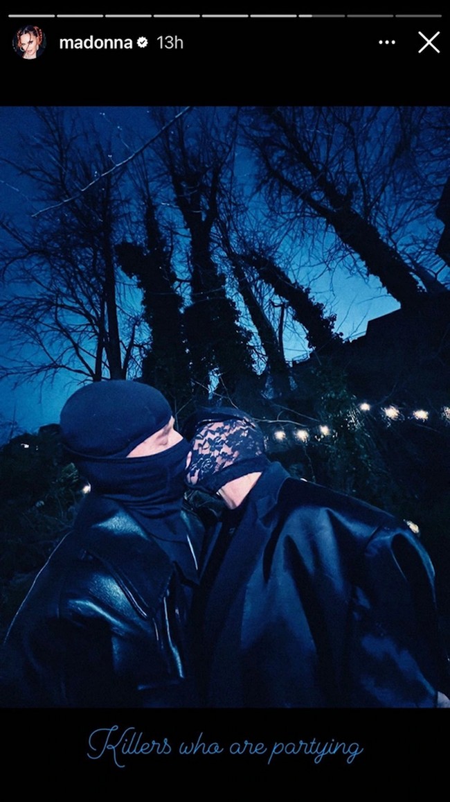 Madonna sendiri telah mengkonfirmasi kedekatan mereka melalui postingan Instagram pada Maret lalu. Dalam unggahannya, pelantun 4 Minutes tersebut terlihat mencium mesra sang atlet. Meski belum pernah mengungkapnya secara terbuka, mereka cukup sering terlihat bersama di berbagai postingan. Foto: Instagram