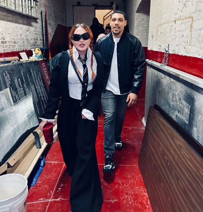 Dalam biografinya di situs studio Breadwinner, Joshua disebut sebagai coach yang mengajarkan tinju secara menyenangkan. Untuk Josh, tinju bukan hanya soal mengajarkan untuk bergerak di ring tapi bergerak sepanjang hidup. Dengan coach Josh, kamu akan menggunakan tubuh dan otakmu untuk belajar kemampuan baru, membangun kekuatan, bergerak secara fungsional, tulisnya. Foto: Instagram