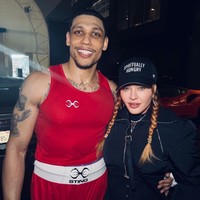 Sosok pacar Madonna ikut jadi sorotan setelah kabar pelantun Like a Prayer itu masuk rumah sakit dan membatalkan tur konsernya. Adalah Joshua Popper, pria yang diketahui berprofesi sebagai petinju. Foto: Instagram