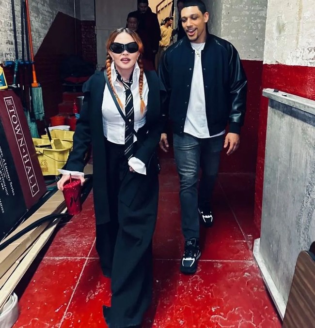 Baru-baru ini, Madonna pun dikabarkan sudah keluar dari rumah sakit setelah mengalami infeksi serius. Saat sakit, wanita 64 tahun itu dilaporkan ditemani anak-anak dan kekasihnya yang seorang petinju. Foto: Instagram