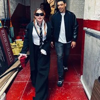 Baru-baru ini, Madonna pun dikabarkan sudah keluar dari rumah sakit setelah mengalami infeksi serius. Saat sakit, wanita 64 tahun itu dilaporkan ditemani anak-anak dan kekasihnya yang seorang petinju. Foto: Instagram