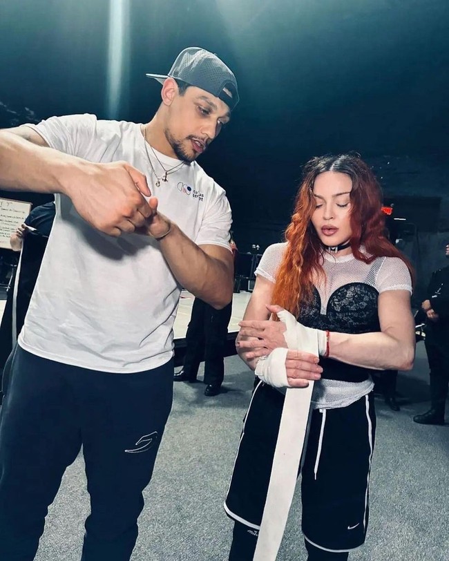 Joshua disebut lebih muda 35 tahun dari sang diva. Dilansir Dailymail, Joshua juga sering mengajari anak-anak Madonna latihan bertinju. Foto: Instagram