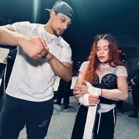 Joshua disebut lebih muda 35 tahun dari sang diva. Dilansir Dailymail, Joshua juga sering mengajari anak-anak Madonna latihan bertinju. Foto: Instagram