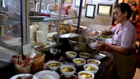 Warung yang telah berdiri sejak tahun 1941 ini terkenal dengan menu ikan laut goreng, sup kepala ikan laut, dan sup sayur. Dengan merogoh kocek Rp 55 ribu, pelanggan akan mendapat sepiring nasi, ikan goreng dengan porsi lumayan besar, sambal, dan sup kepala ikan.