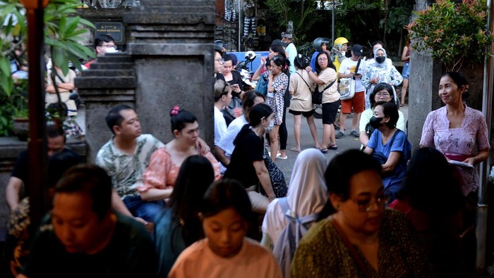 Pramusaji mengantarkan sajian kuliner ikan laut untuk pembeli di Warung Mak Beng, Sanur, Denpasar, Bali, Kamis (29/6/2023). Warung yang telah berdiri sejak tahun 1941 dengan menjual ikan laut goreng, sup kepala ikan laut , dan sup sayur tersebut masuk dalam daftar restoran paling legendaris nomor tiga di dunia versi TasteAtlas. ANTARA FOTO/Fikri Yusuf