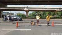 Meski libur cuti bersama petugas tetap melakukan penambalan jalan berlubang disepanjang Jalan Raya Kalimalang.
