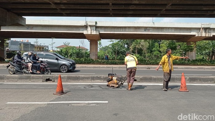 Mantap! Petugas Tetap Tambal Jalan Berlubang saat Libur Cuti Bersama Momen cuti bersama dimanfaatkan Sudin Bina Marga Jakarta Timur, untuk menambal jalan rusak dan berlubang di kawasan Jalan Raya Kalimalang.