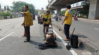 Diketahui, sebanyak 15 titik jalan rusak dan berlubang akan ditambal petugas hari ini.