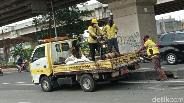 Mantap! Petugas Tetap Tambal Jalan Berlubang saat Libur Cuti Bersama Momen cuti bersama dimanfaatkan Sudin Bina Marga Jakarta Timur, untuk menambal jalan rusak dan berlubang di kawasan Jalan Raya Kalimalang.