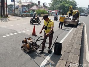 Top! Pasukan Kuning Tetap Tambal Jalan Berlubang Meski Libur Panjang