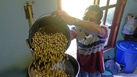 Tarif jasa jasa sangrai kopi ini adalah Rp 10 ribu per kilogram. 