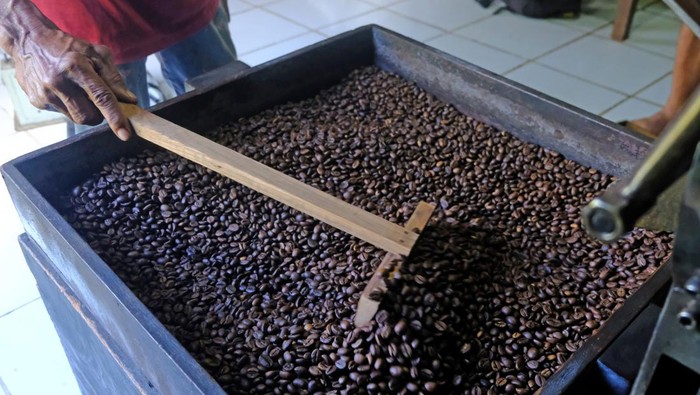 Mau Sangrai Kopi, Cukup Bayar Rp 10 Ribu/Kg Pekerja memeriksa warna dan aroma kopi setelah proses sangrai di tempat jasa roasting kopi Dusun Limbangan, Larangan Luwok, Bejen, Temanggung, Jawa Tengah, Jumat (30/6/2023)Selain melayani jasa sangrai kopi dengan harga Rp10 ribu per kilogra, di tempat tersebut juga menjual kopi Robusta bubuk dengan harga bervariasi dari Rp30 ribu-Rp50 ribu per 250 gram tergantung jenis dan proses pengolahan . ANTARA FOTO/Anis Efizudin/rwa.