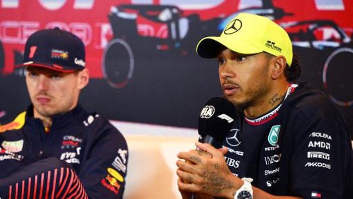 MONTREAL, QUEBEC - JUNE 18: Race winner Max Verstappen of the Netherlands and Oracle Red Bull Racing and Third placed Lewis Hamilton of Great Britain and Mercedes talk during a press conference following the F1 Grand Prix of Canada at Circuit Gilles Villeneuve on June 18, 2023 in Montreal, Quebec.   Clive Mason/Getty Images/AFP (Photo by CLIVE MASON / GETTY IMAGES NORTH AMERICA / Getty Images via AFP)