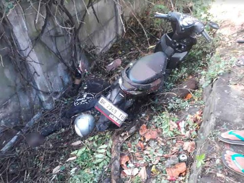 Mayat laki-laki yang belum diketahui identitasnya ditemukan di semak-semak pinggir Jalan Raya Amlapura-Denpasar tepatnya di Manggis, Kabupaten Karangasem, Jumat (30/6/2023). (istimewa)
