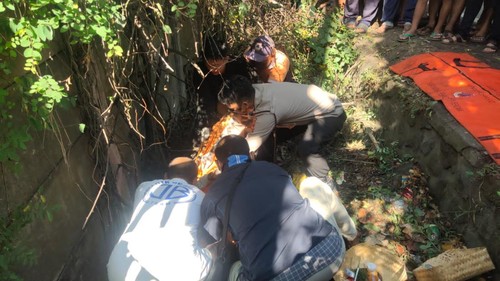 Petugas kepolisian dibantu warga sekitar saat melakukan evakuasi mayat di Banjar Dinas Pengalon, Desa Antiga Kelod, Kecamatan Manggis, Kabupaten Karangasem Jumat (30/6/2023).