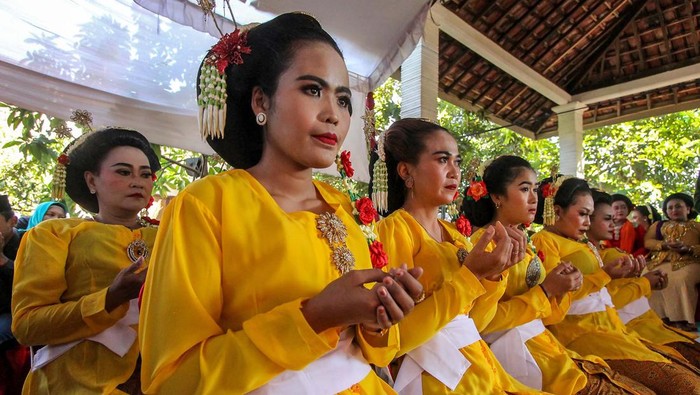 Sejumlah penari mengikuti prosesi tradisi Gembyangan Waranggono atau Wisuda Sinden di kawasan Padepokan Langen Tayub Ngrajek, Tanjunganom, Nganjuk, Jawa Timur, Jumat (30/6/2023). Prosesi itu merupakan tahap akhir bagi para penari yang telah menjalani pendidikan menari dan menyanyi Jawa tradisional selama setahun sehingga mereka diakui masyarakat sebagai penari tayub atau pesinden.  ANTARA FOTO/Muhammad Mada/rwa.