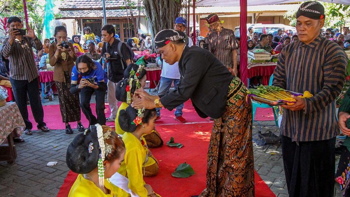Sejumlah penari mengikuti prosesi tradisi Gembyangan Waranggono atau Wisuda Sinden di kawasan Padepokan Langen Tayub Ngrajek, Tanjunganom, Nganjuk, Jawa Timur, Jumat (30/6/2023). Prosesi itu merupakan tahap akhir bagi para penari yang telah menjalani pendidikan menari dan menyanyi Jawa tradisional selama setahun sehingga mereka diakui masyarakat sebagai penari tayub atau pesinden.  ANTARA FOTO/Muhammad Mada/rwa.