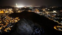 Sebelum sampai ke tempat khalwat Nabi, tampak sebuah lubang kecil yang hanya bisa dilalui satu orang saja. Setelah disusuri, sekitar lima meter kemudian, sampailah di tempat berkhalwatnya Rasulullah SAW. Di antara sela-sela tumpukan batu yang membentuk gua itu, terdapat celah menembus langit, sebagai tempat masuknya cahaya.  