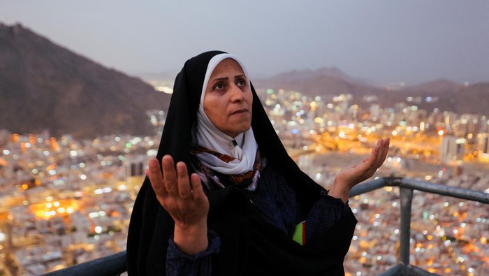 A Muslim pilgrim prays during a visit to Mount Al-Noor, where Muslims believe Prophet Mohammad received the first words of the Koran through Gabriel in the Hira cave, in the holy city of Mecca, Saudi Arabia, June 24, 2023. REUTERS/Mohamed Abd El Ghany