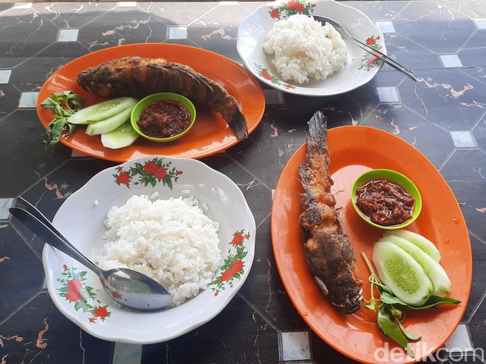 Menu ikan betutu goreng di Waduk Gembong, Kabupaten Pati, Jawa Tengah, Jumat (30/6/2023).