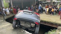 Diketahui, mobil yang hendak berputar arah di Jalan Raya Cipayung ini justru masuk ke dalam kali.