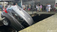 Hingga pukul 15.00 WIB mobil nampak belum dievakuasi.
