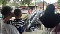 Kejadian ini jadi bahan tontonan warga sekitar hingga pengendara lain pun berhenti untuk melihat.