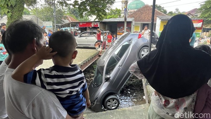Mobil Nyungsep ke Kali di Depok Jadi Tontonan Warga