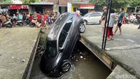 Ini dia penampakan sebuah mobil yang masuk ke dalam kali di kawasan Depok, Jawa Barat, Jumat (30/6/2023).