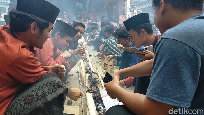 Momen santri bakar sate sepanjang 100 meter