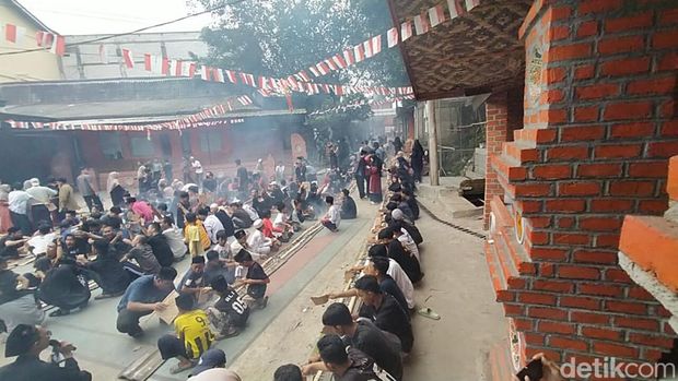 Momen santri bakar sate sepanjang 100 meter