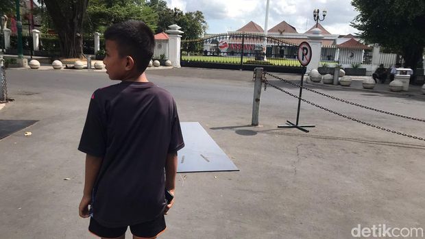 Nuruslan Ramadan (12) menunggu Presiden Joko Widodo (Jokowi) di depan Gedung Agung Jogja, Jumat (30/6/2023).
