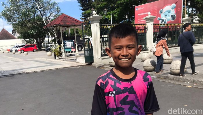Nuruslan Ramadan (12) menunggu Presiden Joko Widodo (Jokowi) di depan Gedung Agung Jogja, Jumat (30/6/2023).
