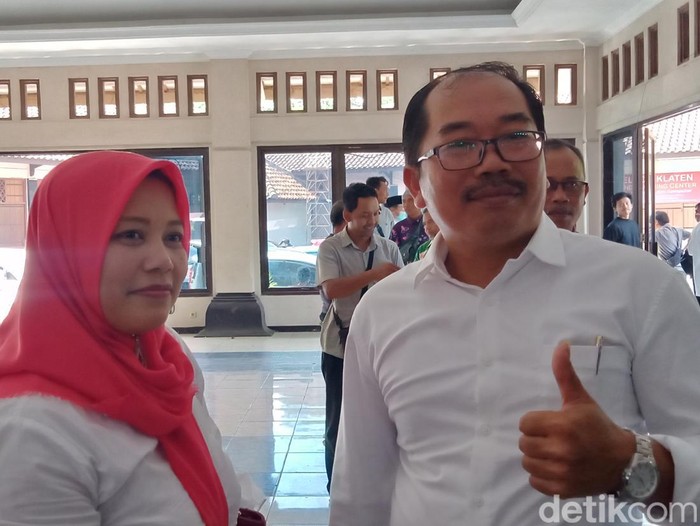 Pasutri calon Kades Tlogowatu, Klaten, Suprat Widoyo dan istrinya, Jumat (30/6/2023).