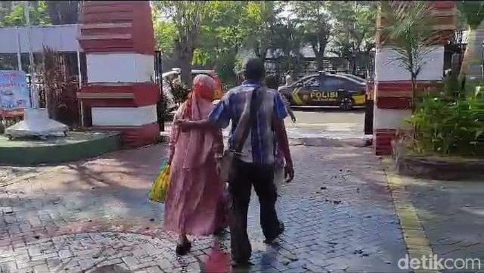 Pelukan hangat suami sambut kebebasan Masriah penyiram tinja dari penjara