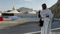 Salah seorang jemaah Arminareka berpose di depan tenda Mina maktab 114.