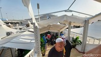 Tenda ini dihuni juga oleh jemaah dari travel agent yang lain. Ada beberapa travel agent yang bermalam di sini.