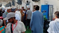 Ada beraneka buffet makanan disediakan di maktab 114, dari makanan berat yang bercita ala Indonesia sampai snack seperti ice cream dan bubur kacang.