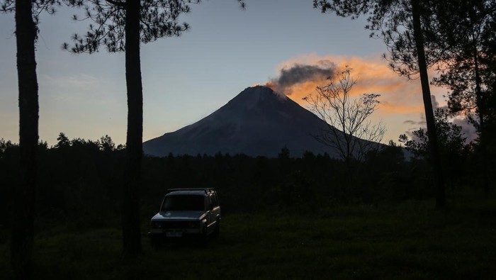 Asap solfatara keluar dari kubah lava Gunung Merapi terlihat dari Srumbung, Magelang, Jawa Tengah, Jumat (30/6/2023). Menurut data BPPTKG periode pengamatan 30 Juni 2023 pukul 00.00-06.00 WIB, gunung berstatus Siaga (level III) tersebut telah mengalami 12 kali guguran lava pijar dengan jarak luncur maksimal 1.500 meter ke arah barat daya. ANTARA FOTO/Hendra Nurdiyansyah/nym.