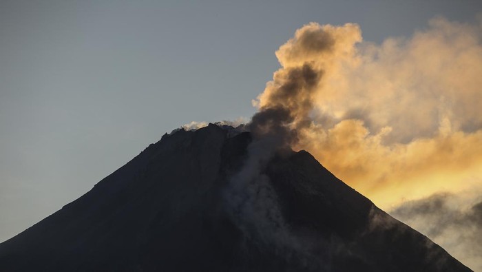 Asap solfatara keluar dari kubah lava Gunung Merapi terlihat dari Srumbung, Magelang, Jawa Tengah, Jumat (30/6/2023). Menurut data BPPTKG periode pengamatan 30 Juni 2023 pukul 00.00-06.00 WIB, gunung berstatus Siaga (level III) tersebut telah mengalami 12 kali guguran lava pijar dengan jarak luncur maksimal 1.500 meter ke arah barat daya. ANTARA FOTO/Hendra Nurdiyansyah/nym.