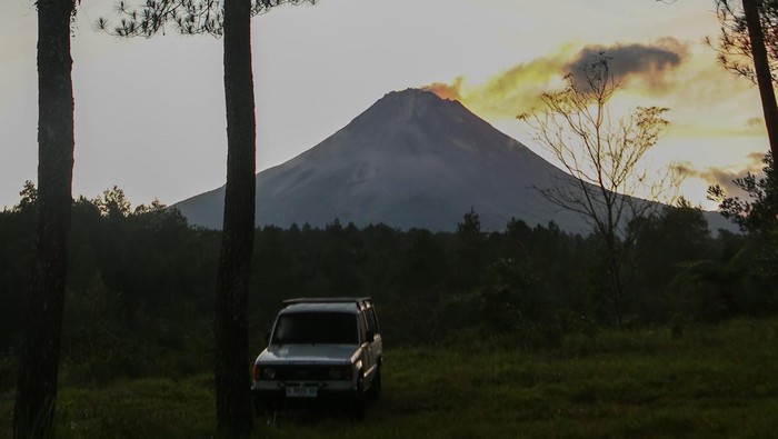 Asap solfatara keluar dari kubah lava Gunung Merapi terlihat dari Srumbung, Magelang, Jawa Tengah, Jumat (30/6/2023). Menurut data BPPTKG periode pengamatan 30 Juni 2023 pukul 00.00-06.00 WIB, gunung berstatus Siaga (level III) tersebut telah mengalami 12 kali guguran lava pijar dengan jarak luncur maksimal 1.500 meter ke arah barat daya. ANTARA FOTO/Hendra Nurdiyansyah/nym.
