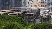 Bus-bus itu dibakar saat kerusuhan melanda beberapa kota di Prancis. Kerusuhan dipicu tewasnya remaja 17 tahun keturunan Aljazair dan Maroko oleh polisi. AP Photo/Michel Euler.
