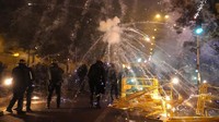 Unjuk rasa yang diwarnai kerusuhan itu sudah berlangsung selama tiga malam berturut-turut di beberapa kota. AP Photo/Christophe Ena.