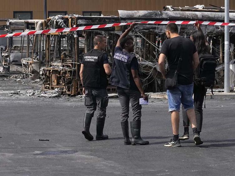 Penampakan Bus-bus Hangus Akibat Kerusuhan di Prancis