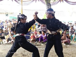 Tradisi Pencak Sumping, Bela Diri Kuno yang Ada di Momen Lebaran Haji